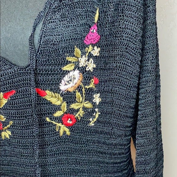 NWOT Newport News crochet flower embroidered top - Picture 2 of 7